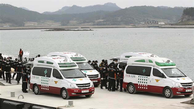 Vozy zchran v jihokorejskm pstavu Dindo nakldaj tla pasar, kter vyprostili z potopenho trajektu.