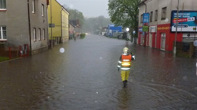 Bouka s vydatnm det v ter v podveer zatopila centrum Liberce. Do akce bylo nasazeno 8 jednotek hasi.