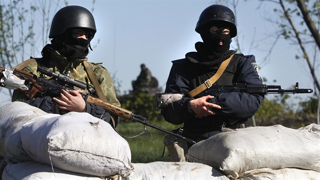 Pslunci ukrajinsk armdy hldkuj u kontrolnho stanovit u vesnice Malinovka na vchod zem (27. dubna 2014)