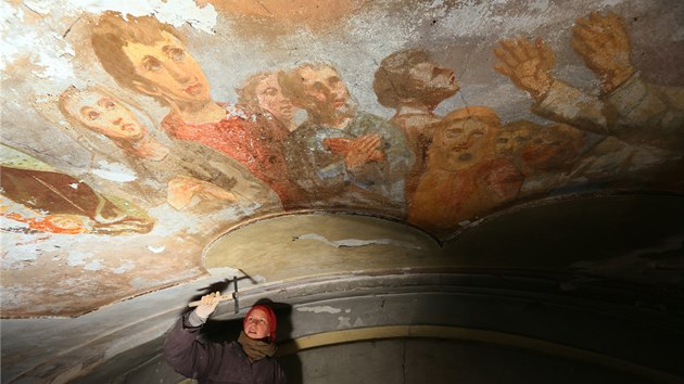 Asistenti restaurtorky Mileny Neskov pracuj na freskch v sedleckm kostele svat Anny.