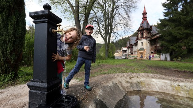Děti ochutnávají Ottův pramen z nového pítka v lázeňském parku v Kyselce.