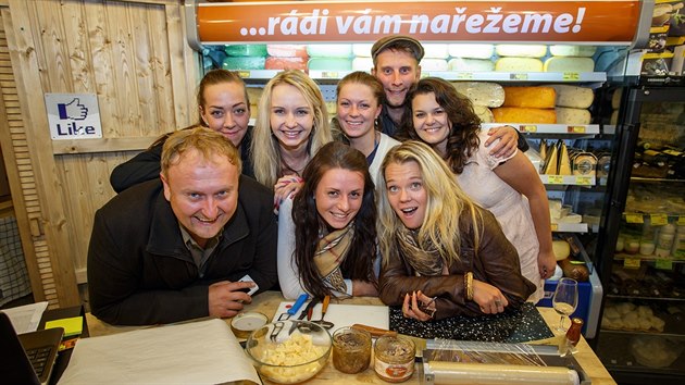 Martin Svainka (vlevo) s týmem svých sýra v sýrárn v ostravském Avion...