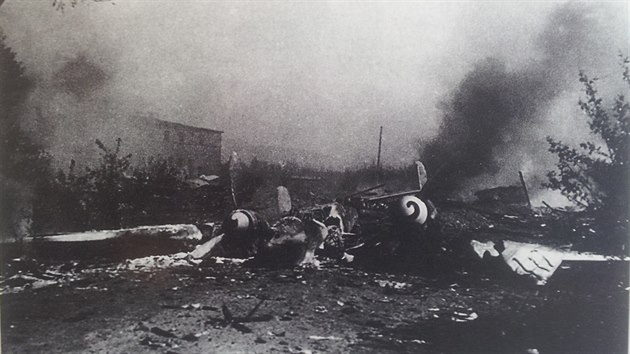 Hořící messerschmitty na letišti v květnu 1945.
