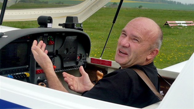 Pilot Ji Prua na letiti v Pbrami ped odletem smrem na Kanrsk ostrovy a Madeiru. Vzhru je u od t hodin rno, ale v dobr nlad.
