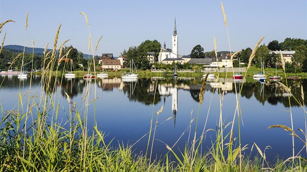 Mstys Frymburk s jeho typickm kostelkem