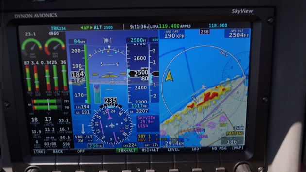 Primrn obrazovka pi letu kolem severnho pobe Mallorky. erven ploky na map zobrazuj tern, kter je ve ne letadlo a lut cokoliv, co je ne jen o 30-300 metr (tzn. varovn).