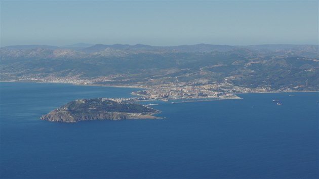 Záběr druhého španělského území v severní Africe – Ceuta. Není zde letiště, doprava do Evropy je pouze lodní.