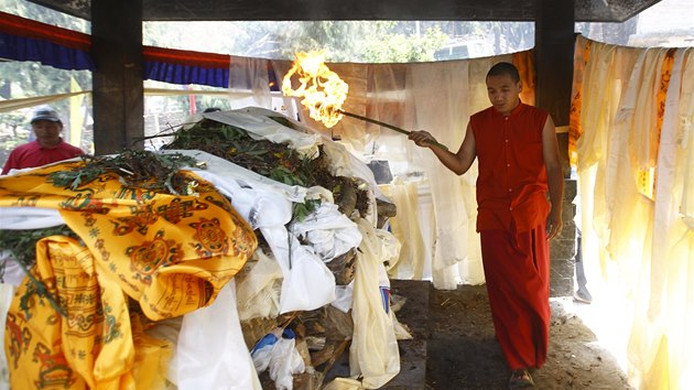 Budhistick mnich zapaluje tlo erpy, kter v ptek zemel na stn Mount Everestu. 