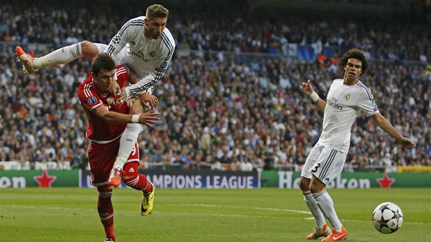 NASKOČ SI. Sergio Ramos z Realu Madrid naskočil na prothráče z Bayernu Mnichov, kterým byl Mario Madžukič. Komickou scénu z prvního semifinále Ligy mistrů sledoval zpovzdálí Pepe. 