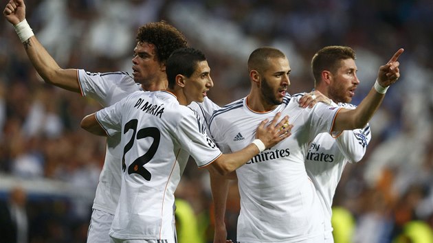 PRVNÍ TREFA. Fotbalisté Realu Madrid slaví gól Karima Benzemy v prvním semifinále Ligy mistrů proti Bayernu Mnichov. 