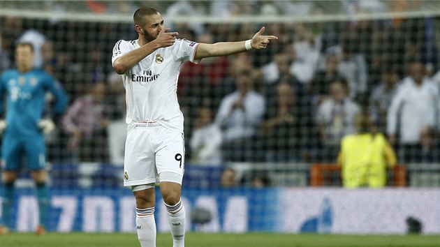 TREFÍM COKOLIV. Útočník Realu Madrid Karim Benzema oslavuje své střelecké schopnosti v semifinálovém duelu proti Bayernu Mnichov. 