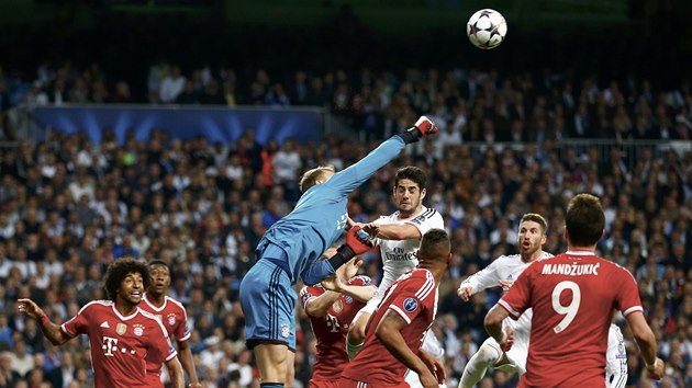 NAD HLAVAMI. Brankář Bayernu Manuel Neuer boxuje balon, který přiletěl do jeho území ze standardní situace. 