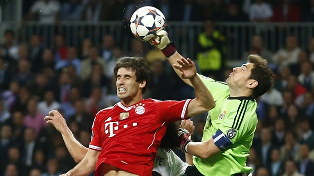 MÁM HO. Gólman Realu Madrid Iker Casillas odklízí míč, který padal na hlavu Maria Madžukiče z Bayernu Mnichov. 
