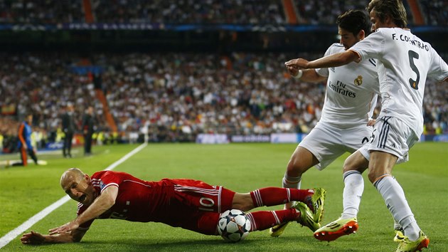NA NĚJ. Fotbalisté Realu Madrid společnými silami poslali na trávník hvězdu Bayernu Mnichov Arjena Robbena. 