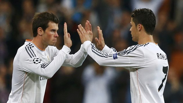 STŘÍDÁNÍ. Šéf hry Realu Madrid Cristiano Ronaldu přepouští v prvním semifinále Ligy mistrů své místo Garethu Baleovi. 