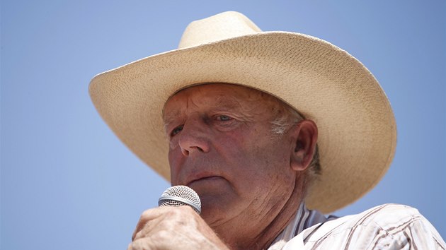 HRDINA LIDU. Cliven Bundy se postavil na odpor americkm adm, kter po nm chtly platit poplatky za vyuvn pdy. Dky ozbrojen domobran zatm v bitv vtz. 