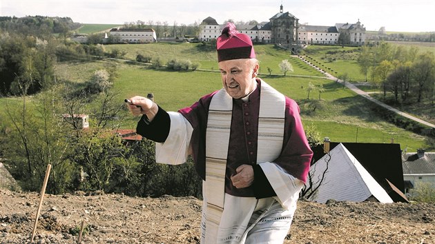 Generln vik krlovhradeckho biskupstv Josef Socha poehnal vinici v Kuksu (28.4.2005).
