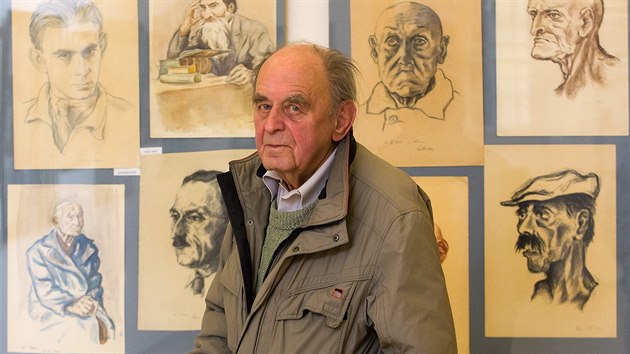 Lka Rudolf Malec vystavil sv kresby z let 1939 a 2014 v Galerii Na Hrad v Hradci Krlov (24.2.2014).