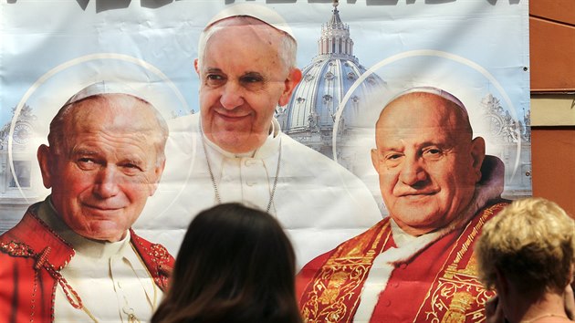Plakát v ím zachycuje ti papee: Frantiek (uprosted) svatoeí své...