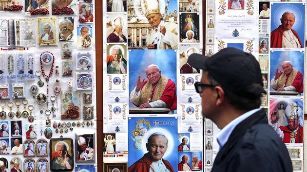 m se chyst na svatoeen dvou pape. Pohlednice a portrty zachycuj Jana Pavla II. (23. dubna 2014)