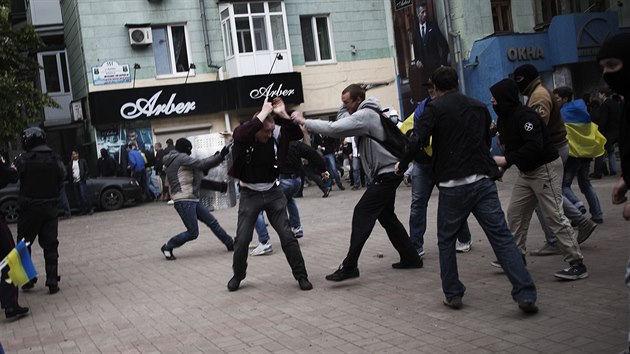 Stety proruskch a proukrajinskch demonstrant v Doncku (28. dubna 2014).