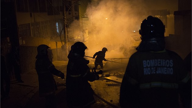 Ulice slumu pobl ple Copacabana byly pi protestech v noci na stedu v jednom ohni (23. 4. 2014)