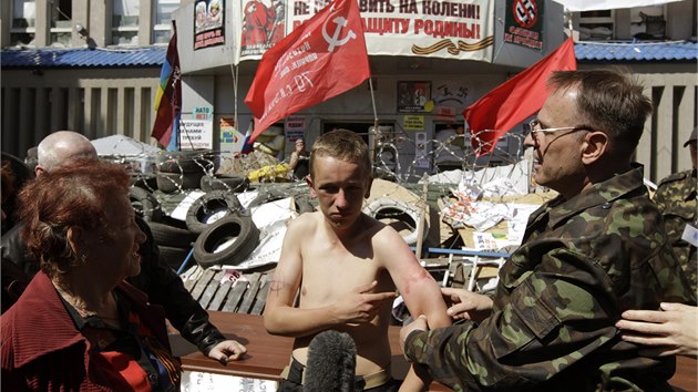 Prorutí separatisté obklopují estnáctiletého Vladislava, který je naopak na