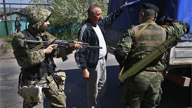 Prorutí ozbrojenci hlídají silnice v okolí Slavjansku. Zastavují a kontrolují