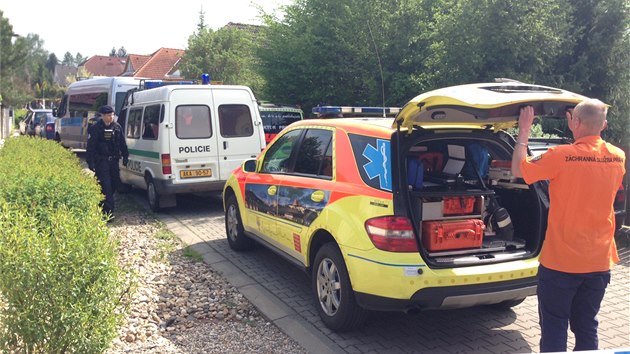 Policie zasahuje i v dom�, ve kter�m Barto�ov� �ila s man�elem a synem (29. 4. 2014).