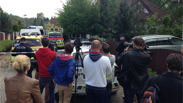 Policie zasahuje i v dom�, ve kter�m Barto�ov� �ila s man�elem a synem (29. 4. 2014).