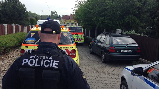 Policie zasahuje i v dom�, ve kter�m Barto�ov� �ila s man�elem a synem (29. 4. 2014).