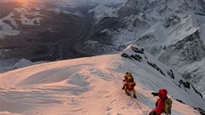 Skupina horolezc vystupuje na Mount Everest. (18. kvtna 2013)