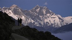 Horolezci se kochají pohledem na Mount Everest.