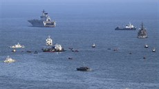 Lod korejských záchraná na míst, kde se potopil trajekt Sewol (24. dubna...