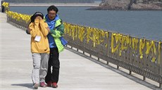 Korejci truchlí za své blízké, kteí zemeli pi tragédii trajektu Sewol (24....