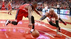 Za odraeným míem se enou Trevor Booker (vlevo) z Washingtonu a Taj Gibson z