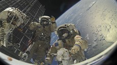 Kosmonauti Oleg Kotov a Sergej Rjazanskij své fotky z mezinárodní orbitální...