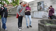 Studentky Tereza Fixová a Aneta Kaczmarczyková ped zavenou kolou. (22. 4.