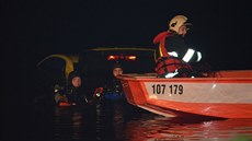 Potápěči zajišťují auto taxikáře, které ve středočeské Davli sjelo do Vltavy
