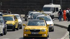 Smutení jízdou uctili taxikái v centru Prahy památku dvou svých zavradných...