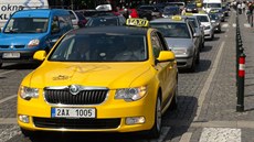 Smute�ní jízdou centrem Prahy uctili taxiká�i památku dvou svých zavra�d�ných...
