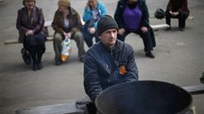 Proruský demonstrant s oranžovo-černou stužkou