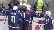 Američtí hokejisté se radují ze vstřelené branky proti českému týmu ve finále