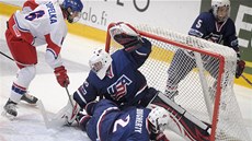 Český útočník Lukáš Vopelka bojuje před bránou USA ve finále mistrovství světa