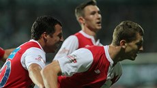 Fotbalisté Slavie se radují ze vsteleného gólu. Proti Bohemians se prosadil