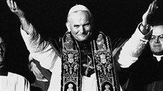Nový pape Karol Wojtyla, který pijal jméno Jan Pavel II., zdraví v roce 1978...