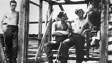 Karol Wojtyla (druhý zprava) v roce 1939 pi stavebních pracích v rámci...