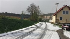 Bouka s kroupami ádila na Strakonicku. V Kapsov Lhot vypadala silnice jako...