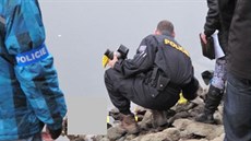 Policejní potáp��i na�li v Orlíku t�lo mrtvého mu�e. Na dn� p�ehrady le�elo dva...