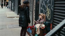 Lidé v New Yorku proli na ulici kolem bezdomovc a vbec si nevimli, e to...